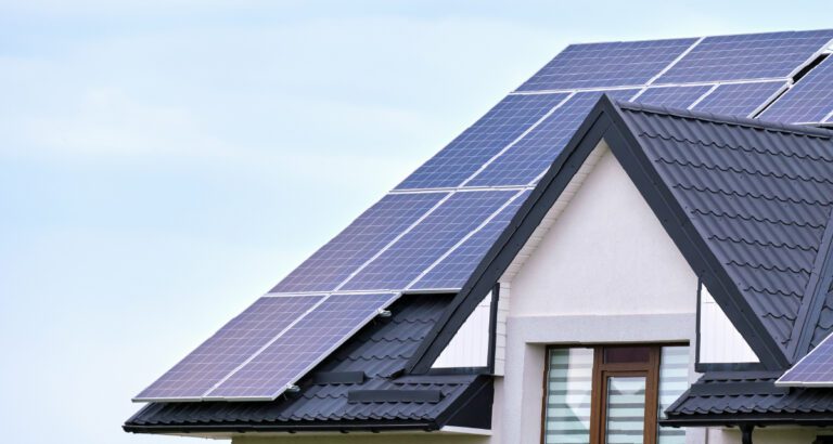 ติดโซล่าเซลล์ดีไหมดีไหม? 5 ข้อดีที่ช่วยให้บ้านคุณประหยัดค่าไฟ